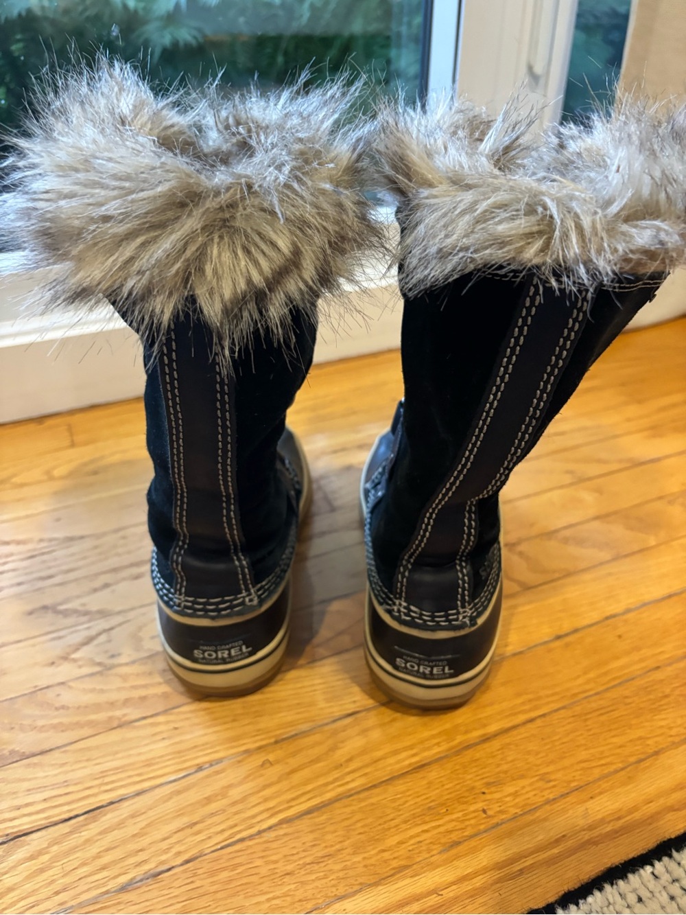 Women’s / Teen Black Suede and Fur-Lined Winter Boots - Picture 3 of 4
